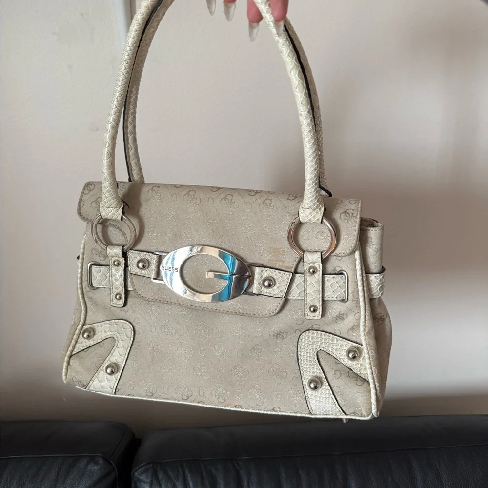 GUESS vintage Cream Logo-Embossed Shoulder Bag with Silver Hardware - Picture 2 of 10